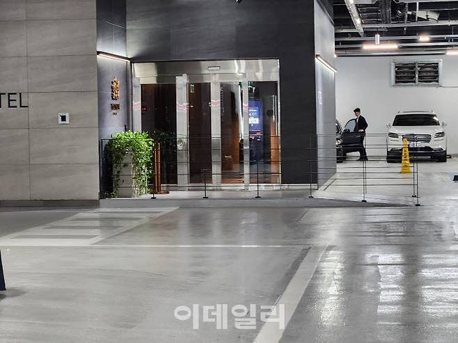 30일 오후 도널드 트럼프 미국 대통령의 장남인 트럼프 주니어와 국내 재계 총수들 사이의 릴레이 면담이 이뤄지고 있는 서울 강남구 조선팰리스 강남의 지하 입구에 적막감이 흐르고 있다. (사진=이다원 기자)