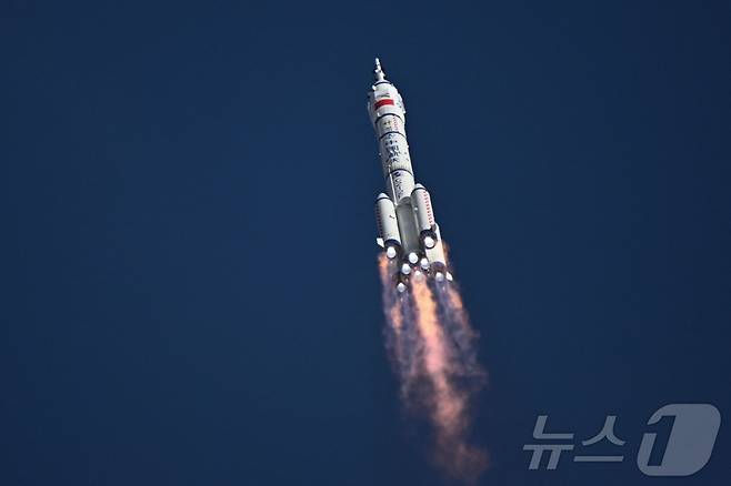 중국 창정-2F 로켓에 실린 유인 우주선 선저우 20호. ⓒ AFP=뉴스1 ⓒ News1 우동명 기자