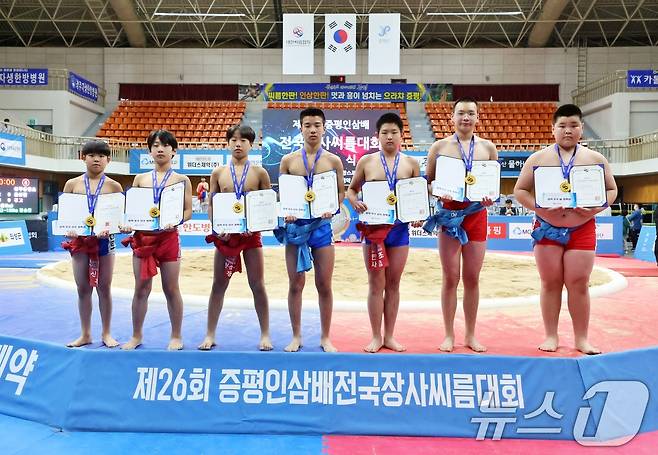 30일 충청북도 증평군 증평종합스포츠센터에서 열린 '제26회 증평인삼배전국장사씨름대회' 초등부 개인전에서 1위를 차지한 이로, 백성민, 고상민, 박재근, 고가온, 이동욱, 허길녕 선수가 기념 촬영을 하고 있다. (대한씨름협회 제공. 재판매 및 DB 금지) 2025.4.30/뉴스1 ⓒ News1 이연주 기자