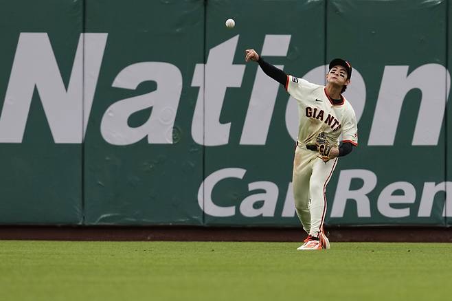 샌프란시스코 자이언츠 중견수 이정후가 지난 28일(한국시각) 텍사스 레인저스전에서 4회초 조나 하임의 중전안타를 잡아 2루로 던져 타자주자를 아웃시키고 있다. AP연합뉴스