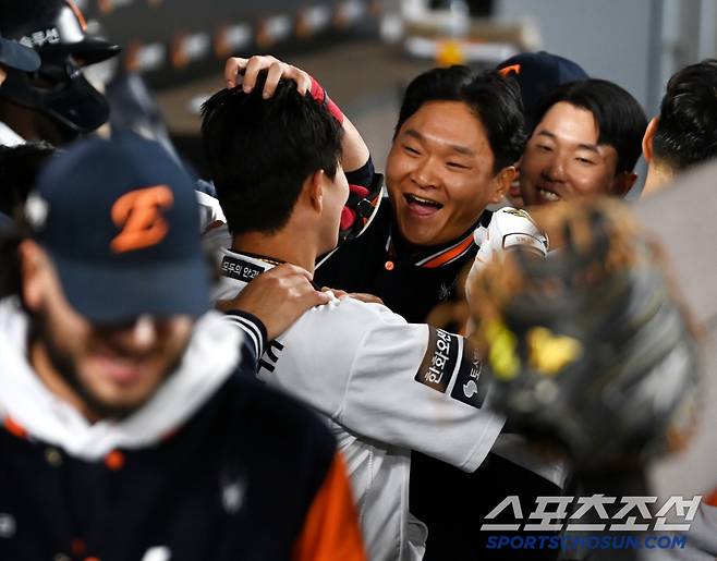 심우준의 홈런을 기다렸던 동료들