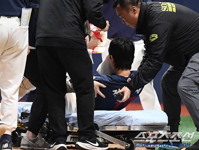 29일 서울 고척스카이돔에서 열린 롯데-키움전. 7회초 1사 1, 2루 전민재가 헤드샷에 쓰러졌다. 수건으로 얼굴을 감싼 전민재가 응급차로 이송되고 있다. 고척=정재근 기자 cjg@sportschosun.com/2025.4.29/