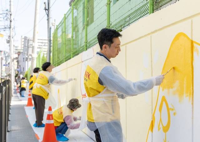 HDC현대산업개발은 서울 송파구 지역주민과 송파초등학교 담장 벽화 그리기 봉사활동을 진행했다고 30일 밝혔다. /HDC현대산업개발