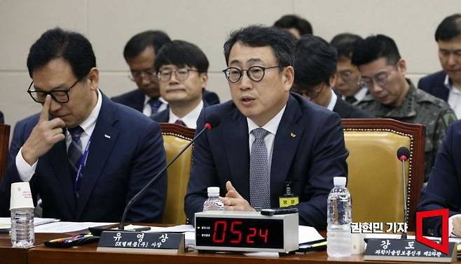 유영상 SK텔레콤 대표이사가 30일 국회 과학기술정보방송통신위원회의에서 열린 방송·통신 분야 청문회에서 의원 질의에 답변하고 있다. 김현민 기자