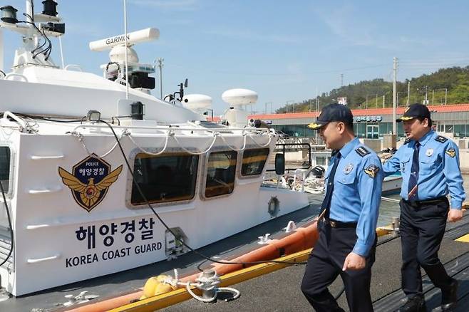 채수준 목포해경서장이 연안구조정을 점검하고 있다. 목포해양경찰서 제공
