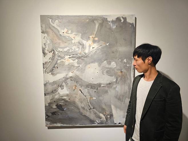 탈북자 출신 작가 이혁씨가 지난 24일 서울 중구 '두손 갤러리'에 전시된 본인의 작품 '설매(雪梅)'를 바라보고 있다./김병권 기자