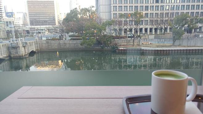 2018년 12월 31일 당시 살던 일본 도쿄에서 야간 버스를 타고 오사카에 갔다. 타자마자 곯아떨어져 버스에서 찍은 사진은 없다. 2019년 1월 1일 오전 7시 오사카 토사호리강이 보이는 카페에서 말차 라떼를 마셨다./방구석=김동현 기자