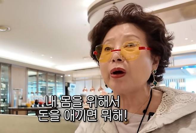 아침 일상을 공개한 배우 선우용여. /유튜브