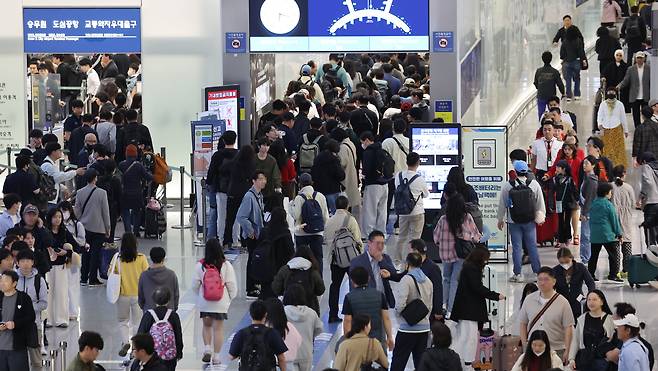 5월 1일부터 엿새간 이어지는 황금연휴를 앞둔 30일 인천국제공항 제1여객터미널 출국장에서 승객들이 탑승 수속을 위해 줄을 서고 있다. /연합뉴스