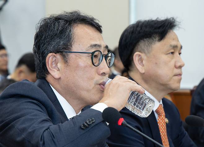 유영상 SK텔레콤 대표이사가 30일 오전 서울 여의도 국회 과학기술정보방송통신위원회에서 열린 YTN 등 방송·통신 분야 청문회에서 물을 마시고 있다. /뉴스1