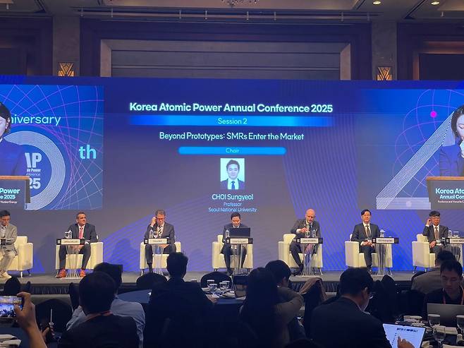왕진민 두산에너빌리티 원자력제관 기술팀장, 제프리 밀러 테라파워 부사장, 미칼 보에 코어파워 CEO, 존 알버그 칸풀넥스트 창립자, 유황찬 GS에너지 SMR사업팀 팀장 등이 30일 원자력연차대회에서 'SMR, 이제는 비즈니스다'라는 주제로 발표와 패널 토론에 나섰다. / 정미하 기자