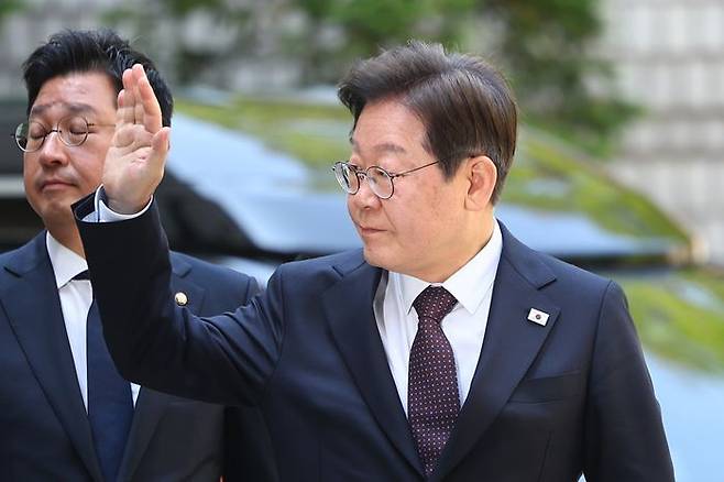 더불어민주당 이재명 대선 후보가 29일 서울 서초구 서울중앙지방법원에서 열린 '대장동 배임·성남FC 뇌물' 1심 속행 공판에 출석하며 지지자들에게 손을 흔들고 있다. ⓒ연합뉴스