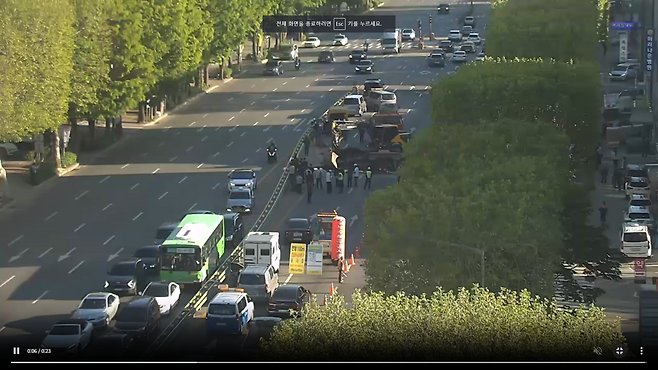 서울 강동구 길동사거리 인근에 싱크홀이 생겨 이를 복구하는 모습. CCTV 화면 캡처