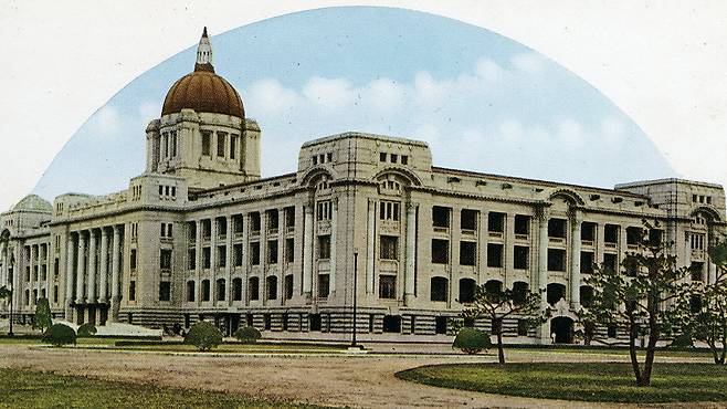 1926년 준공된 총독부 청사의 모습. 지상 5층, 총 건평 9471평에 사무실 257개를 둔 대형 건물이었다. 사진 출처 서울역사박물관