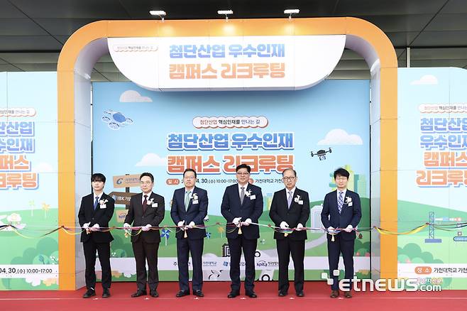 사진은 30일 가천대학교에서 열린 첨단산업 우수인재 캠퍼스 리크루팅 행사에서 (왼쪽부터) 김민성 가천대학교 학생대표, 고서곤 한국산업기술진흥협회 상임부회장, 윤원중 가천대학교 부총장, 이건홍 IBK기업은행 기업고객그룹 부행장, 임영택 애비커스 대표이사, 최회명 가천대학교 취업진로처장이 기념촬영을 하고 있는 모습