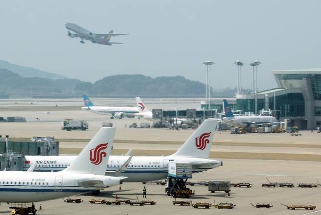 국토교통부 30일 우리나라 항공 안전 전반에 대한 개선대책인 '항공안전 혁신 방안'을 발표했다. 사진은 기사 내용과 직접 관련이 없으며 지난 21일 오후 인천국제공항 1터미널 활주로 모습.(ⓒ뉴스1, 무단 전재-재배포 금지)