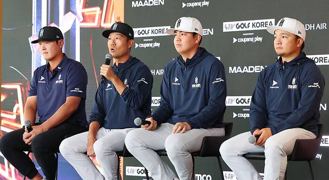 LIV골프에 참가하는 13개 팀 가운데 하나인 ‘아이언 헤즈’의 대니 리(왼쪽부터), 케빈 나, 장유빈, 고즈마 진이치로가 30일 열린 기자회견에서 질문에 답하고 있다. 연합뉴스