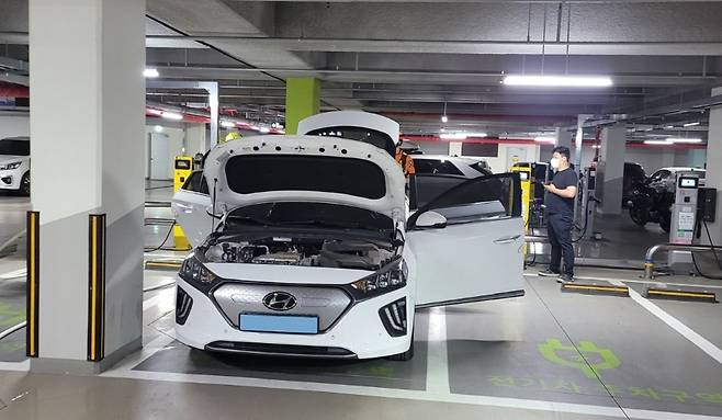 오늘(30일) 새벽 제주시 영평동의 한 아파트 지하주차장에서 충전 중인 전기차에서 연기가 발생했다. (사진, 제주소방안전본부)