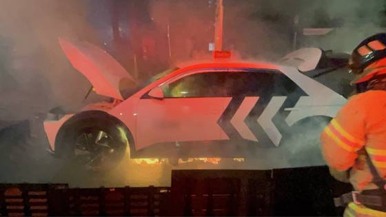 30일 오전 부산 부산진구 전기차 택시 차량 화재 현장. 사진 부산소방재난본부