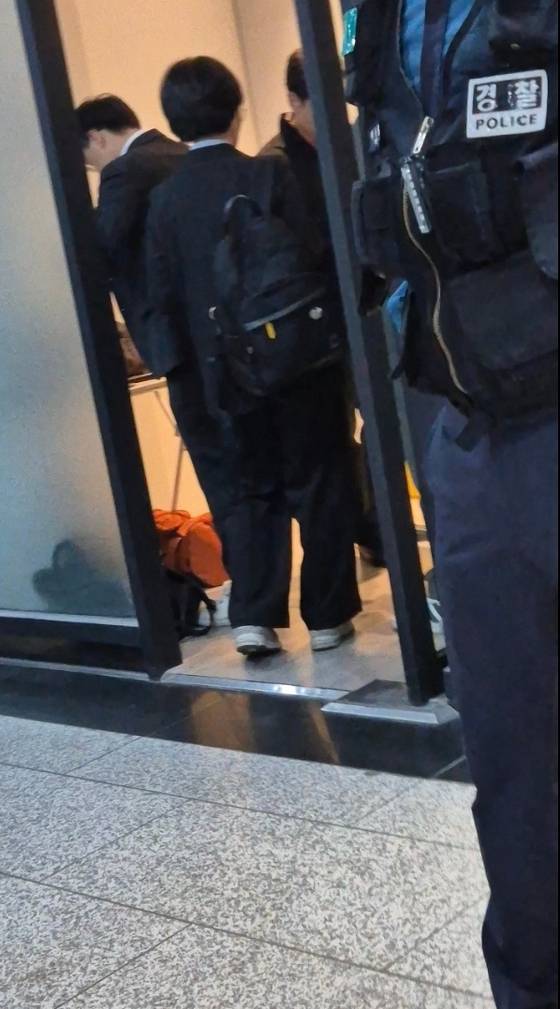 검찰이 30일 서울 서초동 아크로비스타 상가 1층 옛 코바나컨텐츠 사무실을 압수수색하는 가운데 경찰이 주변 통행을 통제했다. 오소영 기자