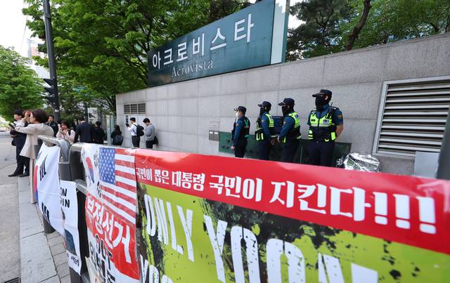 ▲ 윤석열 전 대통령 부부와 건진법사 전성배씨 사이의 각종 의혹을 수사 중인 검찰이 윤 전 대통령의 사저에 대해 압수수색에 들어간 30일 서울 서초구 아크로비스타 앞에서 경찰이 대기하고 있다. 연합뉴스