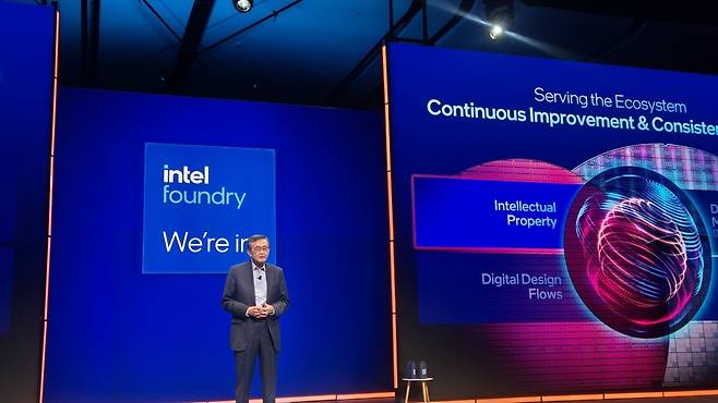 립부 탄 인텔 최고경영자(CEO)가 29일(현지시간) 미국 캘리포니아주 산호세컨벤션센터(SJCC)에서 열린 '인텔 파운드리 다이렉트 2025'에서 기조연설하고 있다./ 송영찬 특파원