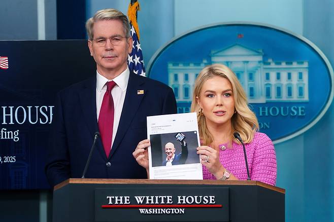 캐럴라인 레빗 백악관 대변인이 29일(현지시간) 미국 워싱턴 백악관에서 열린 브리핑에서 제프 베이조스 아마존 창업자의 사진을 들고 아마존의 관세 인상분 표시 방침을 비판하고 있다. EPA연합뉴스