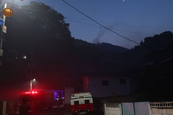 지난 29일 진화됐던 대구 북구 함지산 산불이 재발화한 뒤 확산하면서 30일 오후 서변동 주민에게 대피 안내문자가 발송된 가운데 서변동 경계 지점 능선에 연기가 피어오르고 있다. 연합뉴스.
