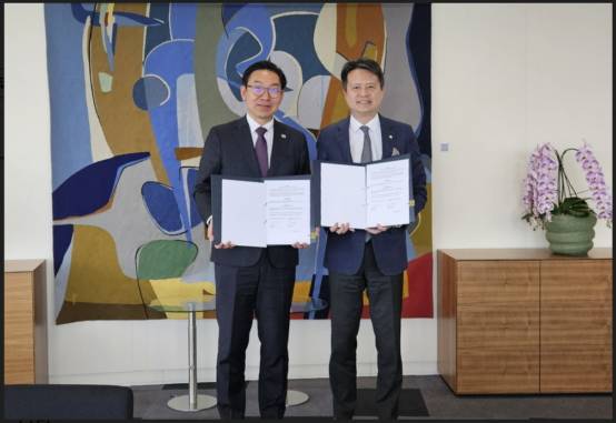 김완기 특허청장(왼쪽)이 다렌 탕 세계지식재산기구 사무총장과 양해각서 체결 후 기념촬영을 하고 있다./사진제공=특허청