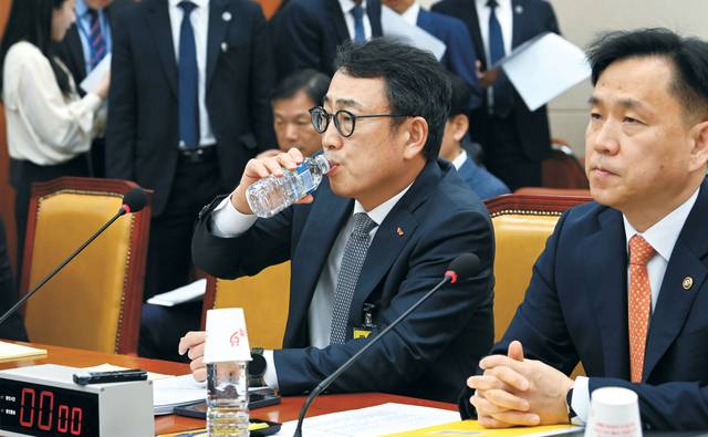 목타는 SKT… 유영상(왼쪽) SK텔레콤 대표가 30일 오전 국회 과학기술정보방송통신위원회 청문회에 출석해 물을 마시고 있다. 곽성호 기자