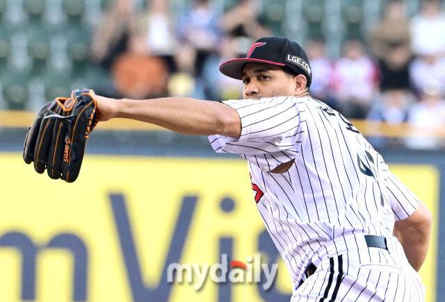 2025년 4월 24일 오후 서울 잠실구장에 진행된 '2025 신한 SOL뱅크 KBO 리그' NC 다이노스와 LG 트윈스의 경기. LG 선발투수 치리노스가 역투하고 있다./마이데일리