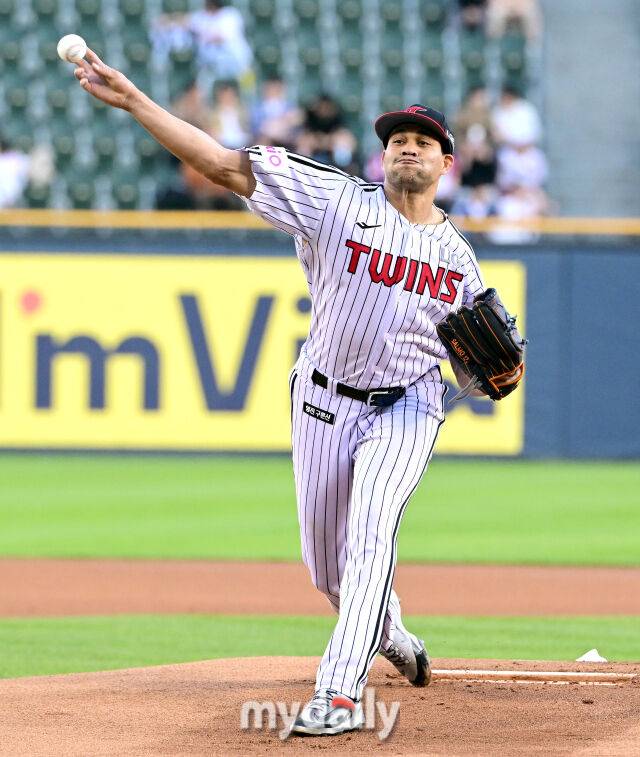 2025년 4월 24일 오후 서울 잠실구장에 진행된 '2025 신한 SOL뱅크 KBO 리그' NC 다이노스와 LG 트윈스의 경기. LG 선발투수 치리노스가 역투하고 있다./마이데일리