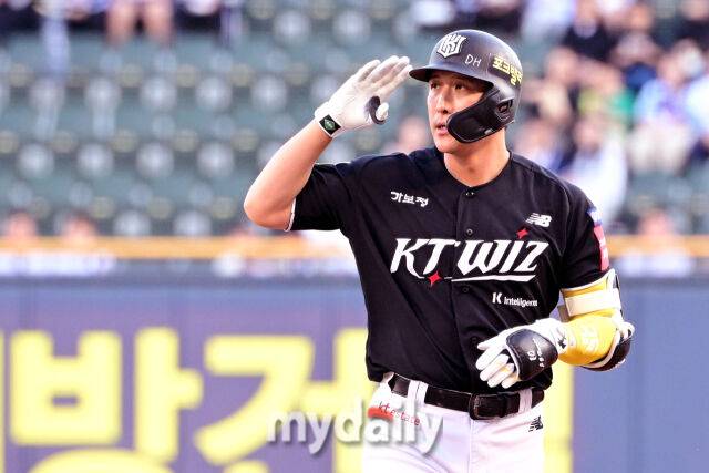 30일 오후 서울 잠실구장에서 진행된 '2025 신한 SOL뱅크 KBO 리그' KT-두산의 경기. kt 황재균이 1회초 무사 1루에서 안타를 때린 뒤 세리먼를 펼치고 있다./잠실=곽경훈 기자