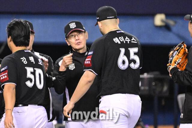 30일 오후 서울 잠실구장에서 진행된 '2025 신한 SOL뱅크 KBO 리그' KT-두산의 경기. kt 이강철 감독이 8-3으로 승리한 뒤 선발 헤이수스와 하이파이브를 하고 있다./잠실=곽경훈 기자