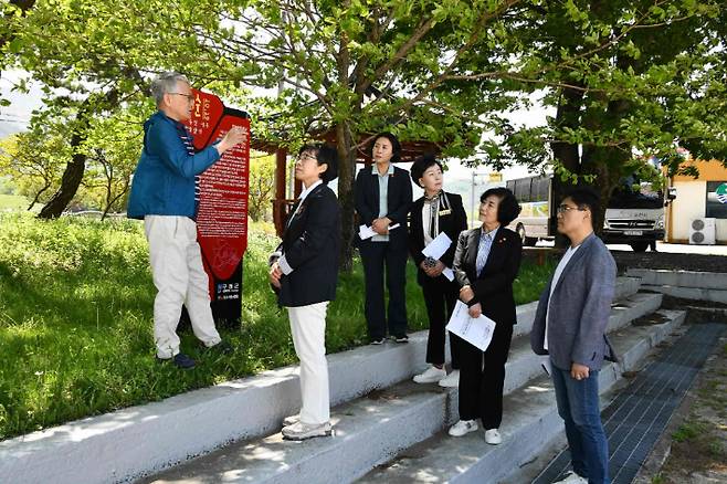 최미희 여순특위 위원장(왼쪽 두 번째) 등이 여순현장 답사에서 설명을 듣고 있다. 순천시의회 제공