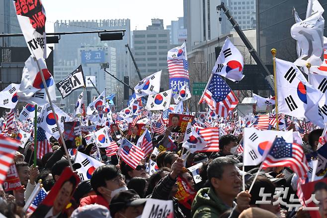김세윤 교수는 "한국교회는 복음을 소소한 경건주의적 문제들이나 다루는 율법주의로 왜곡했다'며 "심지어는 포괄적인 해방의 복음을, 구약 몇 구절들에 호소하며 도리어 차별과 억압과 착취를 정당화하는 데 오용하기도 했고, 지금도 더러 그렇게 하고 있다"고 비판했다.