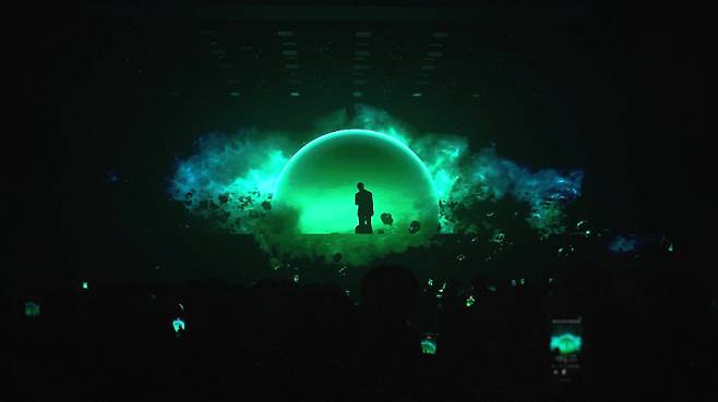 2024년 선정작 기리보이 WYBH(우주비행) CONCERT GOOD BYE 2024 _ 2개의 대형 LED를 활용한 아나모픽 무대 구현. 한국콘텐츠진흥원 제공.