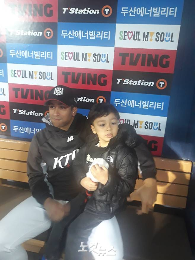 29일 경기 후 인터뷰에 나선 쿠에바스와 아들. 노컷뉴스