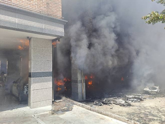 지난 29일 오후 12시 41분쯤 전북 전주시 완산구 효자동의 한 다가구 주택에서 화재가 발생했다. 전북소방본부 제공