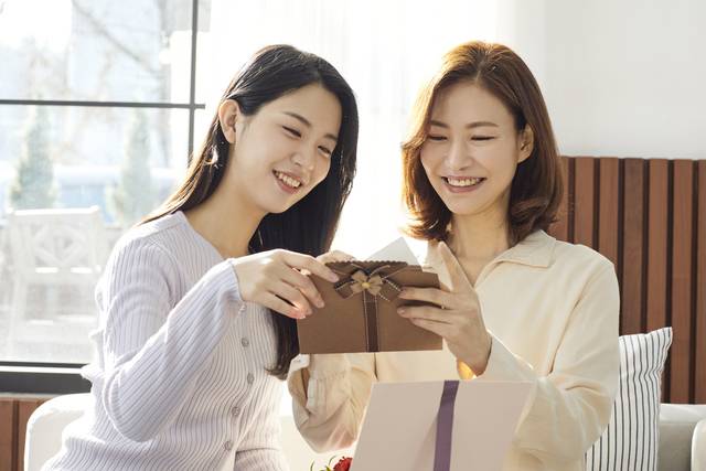 어버이날 부모가 받고 싶은 선물과 자녀가 드리고 싶은 선물 모두 ‘용돈’이 1위를 차지했다. 사진은 기사의 특정 내용과 관련 없음. 이미지투데이