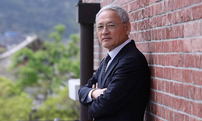 유인촌 문화체육관광부 장관이 지난 21일 서울 종로구 국립현대미술관에서 세계일보와 인터뷰하기 전 포즈를 취하고 있다. 이명박정부와 윤석열정부 합쳐 4년여 동안 장관직을 수행한 그는 “장관직은 언제나 무겁고 어려운데, 정말 딴 생각 안 하고 최선을 다해 일했다”고 말했다. 남정탁 기자