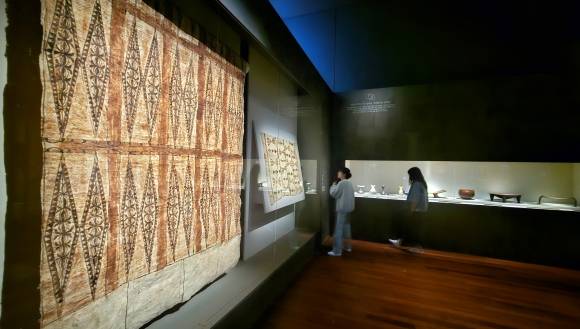 30일 국립중앙박물관에서 개막한 ‘마나 모아나-신성한 바다의 예술, 오세아니아’ 특별전을 관람객들이 돌아보고 있다.