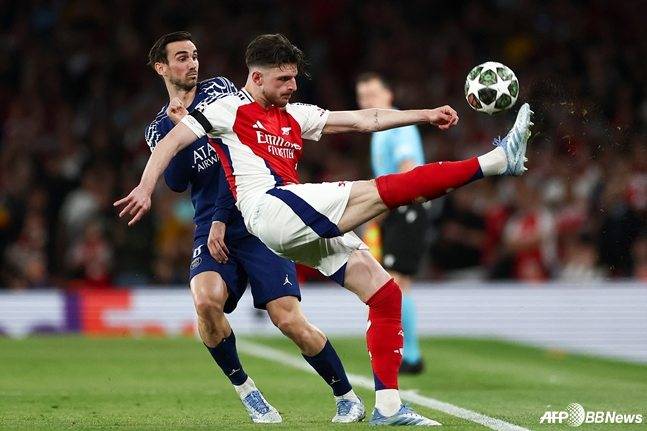 파비안 루이스(왼쪽)와 데클란 라이스가 30일 오전 4시(한국시간) 영국 런던의 에미레이츠 스타디움에서 열린 2024~2025시즌 유럽축구연맹(UEFA) 챔피언스리그(UCL) 4강 1차전 경기 중 몸싸움을 벌이고 있다. /AFPBBNews=뉴스1