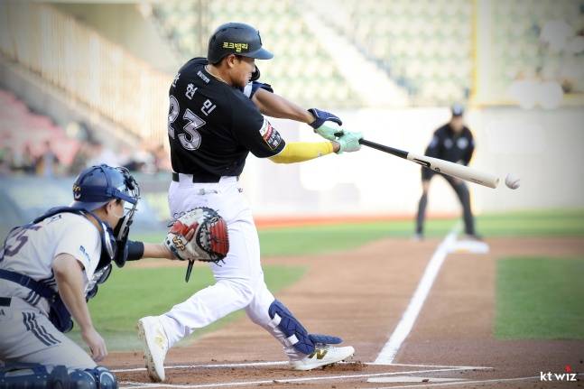 KT 안현민이 30일 잠실 두산전 1회초 안타를 치고 있다. /사진=KT 위즈 제공