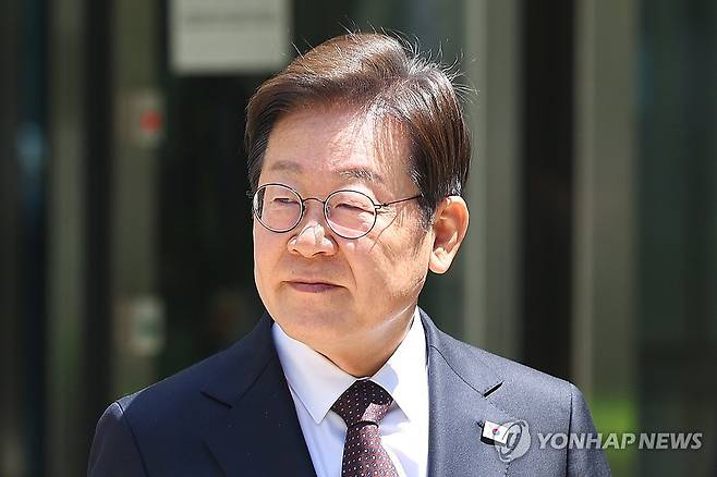 법원 나서는 이재명 후보 (서울=연합뉴스) 서대연 기자 = 더불어민주당 이재명 대선 후보가 지난 29일 서울 서초구 서울중앙지방법원에서 열린 '대장동 배임ㆍ성남FC 뇌물' 1심 속행 공판이 끝난 뒤 법원을 나서고 있다. 2025.4.29 dwise@yna.co.kr