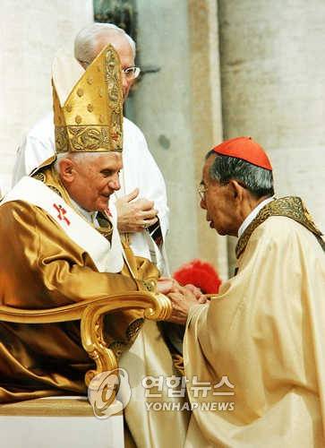 교황과 인사나누는 김수환 추기경 지난 24일 바티칸에서 열렸던 교황 베네딕토 16세 즉위미사에 참가한 김수환 추기경이 베네딕토 16세와 인사를 나누고 있다.//교황청제공/문화/ 2005.4.28 (서울=연합뉴스) hkmpooh@yna.co.kr