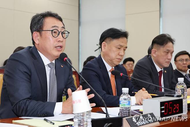 질의에 답하는 유영상 SKT 대표이사 (서울=연합뉴스) 김주성 기자 = 유영상 SK텔레콤 대표이사가 30일 국회 과학기술정보방송통신위원회의에서 열린 방송통신 분야 청문회에서 유심 해킹 사태와 관련한 질의에 답하고 있다. 2025.4.30 utzza@yna.co.kr