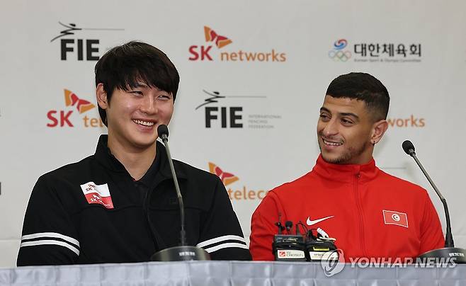 오상욱과 파레스 페르자니 (서울=연합뉴스) 서명곤 기자 = 30일 서울 송파구 올림픽파크텔에서 열린 '2025 서울 SK텔레콤 국제그랑프리' 미디어데이에서 오상욱이 취재진의 질문에 답하고 있다. 오른쪽은 파레스 페르자니. 2025.4.30 seephoto@yna.co.kr
