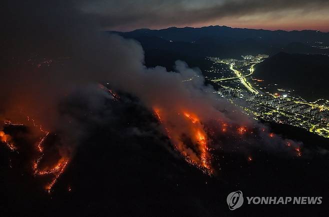 동틀 무렵에도 꺼지지 않는 산불 (대구=연합뉴스) 윤관식 기자 = 대구 대형 산불 발생 이틀째인 29일 동이 트는 가운데 대구 북구 함지산이 불타고 있다. 2025.4.29 psik@yna.co.kr