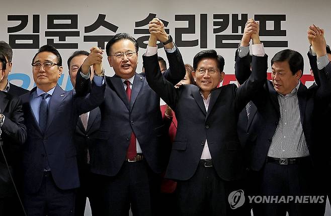 김문수 후보 지지 선언하는 홍준표 캠프 의원들 (서울=연합뉴스) 류영석 기자 = 국민의힘 김문수 제21대 대통령 선거 경선 후보가 30일 서울 여의도 대하빌딩 후보 캠프 사무실에서 지지 선언을 위해 찾은 홍준표 전 대구시장 경선 캠프 소속 의원들과 함께 손을 맞잡고 있다. 2025.4.30 ondol@yna.co.kr